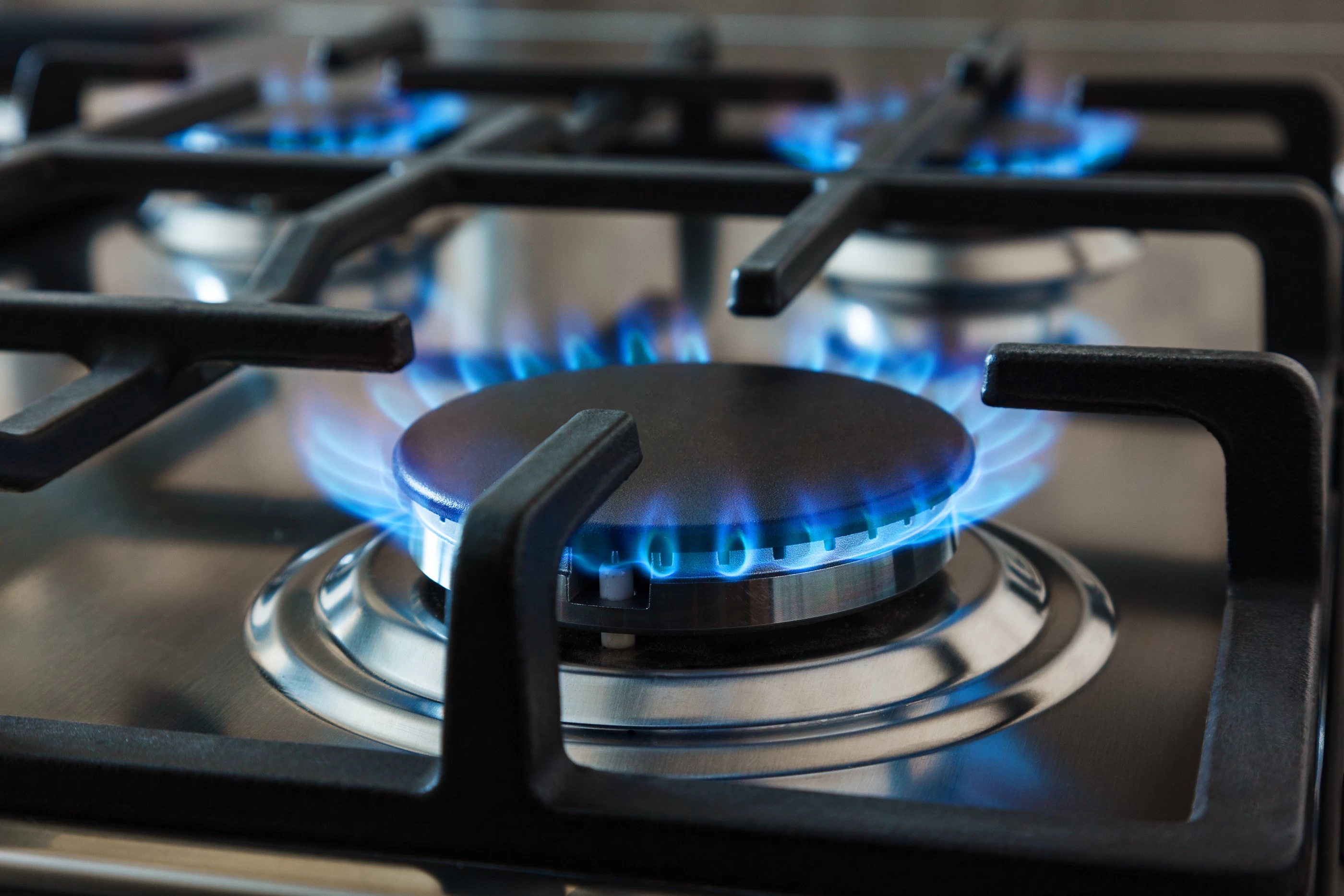 Gas hob burning correctly with blue flame 